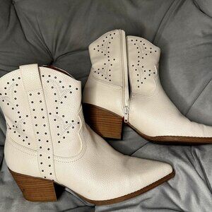 Women's Twyla Western Boots - Universal Thread™ Off-White 10